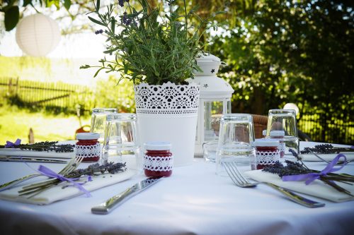 EVENTbühne Kimratshofen - Die atmosphärische Terrasse der EVENTbühne mit Blick in den Garten, umgeben von der Allgäuer Natur