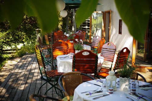 EVENTbühne Kimratshofen - Die atmosphärische Terrasse der EVENTbühne mit Blick in den Garten, umgeben von der Allgäuer Natur