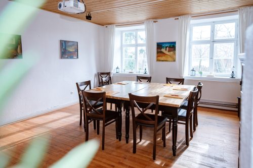 Gruppenraum im Forsthaus der EVENTbühne in Kimratshofen