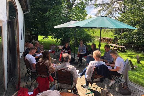 Seminar im Sommer auf der Terasse der EVENTbühne in Kimratshofen